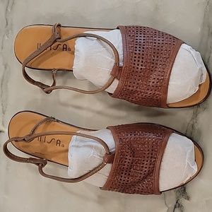 Women's flat sandals.